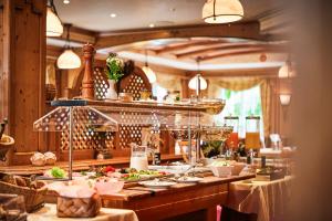 un buffet composé de plats dans un restaurant dans l'établissement Landhaus Lenneper-Führt, à Kirchhundem