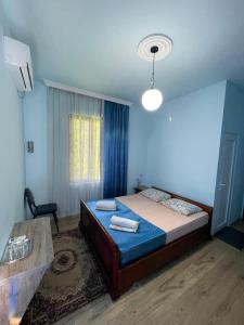 una camera da letto con un letto e un tavolo di Tsisa House a Kvariati