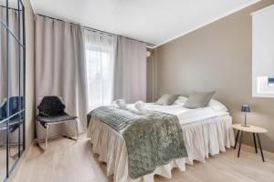 Postel nebo postele na pokoji v ubytování Polar Nights Cozy Hideaway l FREE Parking