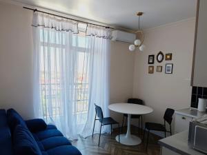 Ruang duduk di Квартира с закатами ЖК Парк Фонтанов