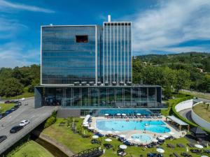 un hotel con piscina y un edificio alto en Melia Braga Hotel & Spa, en Braga