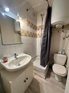 Un baño con lavabo, inodoro y ducha. en Studio - Arc En Ciel 1 - 23 allée des pinons - 5-1, en Saint-Jean-de-Monts