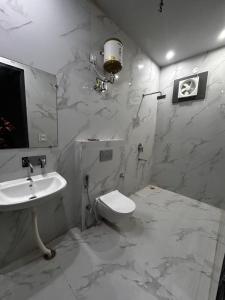 Koupelna v ubytování Crazzy Days Hotel I Sonipat