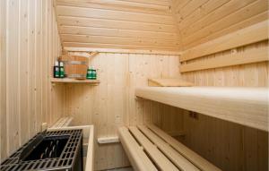 a wooden sauna with a bench and shelves at 'T Sterntje in Bergen aan Zee +2 photos