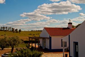 a white building with a red roof at O Monte do Alhinho - Turismo Rural in Monte Costa