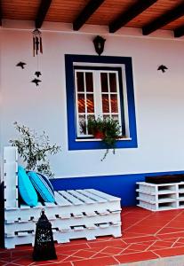 a room with a white bench and a window at O Monte do Alhinho - Turismo Rural in Monte Costa