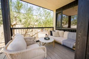 una sala de estar con un sofá y una mesa en TheBeachVilla 3, en Tisno