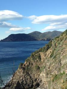 - une vue sur une étendue d'eau avec des montagnes dans l'établissement L' Agave Cinque Terre, à Corniglia