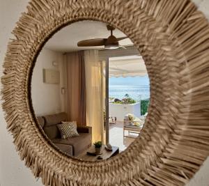 ein Spiegel, der ein Wohnzimmer mit einer Couch widerspiegelt in der Unterkunft Casa Oceanico Los Gigantes in Acantilado de los Gigantes + 31 Fotos