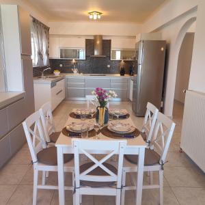 Kuchyň nebo kuchyňský kout v ubytování Aithrea's HOMES in Pastida Rhodes