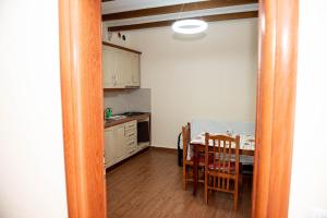 uma cozinha e sala de jantar com mesa e cadeiras em Vila Beleri  mais 16 fotografias