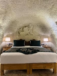 Postel nebo postele na pokoji v ubytování Marbay Cave Cappadocia + 37 fotografií