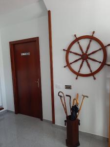 因赫尼奥Vivienda el Timón的一间有木门的房间，墙上有一个木轮