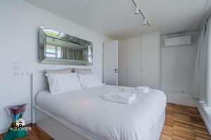 サンタ・クルーズにあるThe Wild Oceanの白いベッドと鏡のある寝室 +39枚の写真