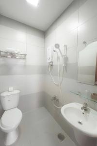Un baño con ducha, inodoro y lavabo. en Diamond boutique - Center SaiGon, en Ho Chi Minh