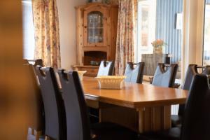 a dining room with a wooden table and chairs at Monteurzimmer bei Kappeln in Rabenkirchen-Faulück