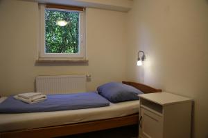 a bedroom with two beds and a window at Monteurzimmer bei Kappeln in Rabenkirchen-Faulück