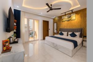 诺伊达Amaze Stays Noida Sector 70的一间卧室配有一张大床和吊扇