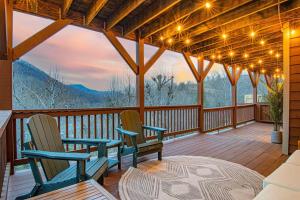 Dos sillas en una terraza con vista a las montañas. en Mtn Views, HotTub, Sauna, Outdoor Theater, FirePit, en Waynesville 97 fotos más