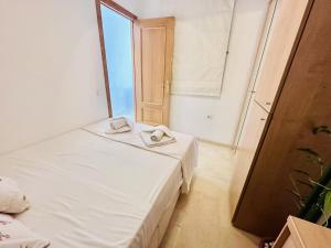 a bedroom with a bed with two towels on it at T252 - Atrium Beach 2 - 2004 Finestrat in Cala de Finestrat +14 photos