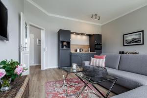 een woonkamer met een bank en een tafel bij App Osiria in Kühlungsborn