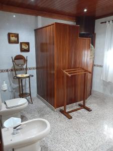 因赫尼奥Vivienda el Timón的带马桶和木柜的浴室 更多17张照片
