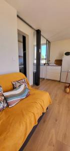 En eller flere senge i et værelse på Bambou Beach 2 à 50m de la Plage