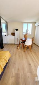 En eller flere senge i et værelse på Bambou Beach 2 à 50m de la Plage