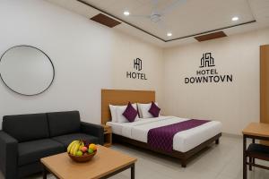 Postel nebo postele na pokoji v ubytování Hotel Down Town - Noida Sector 15