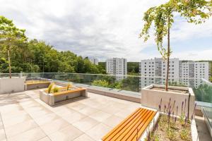 einen Balkon mit Bänken und Stadtblick in der Unterkunft Luxury Apartment with Parking and Air Conditioning in Sopot by Renters Prestige in Sopot