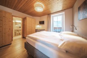 Postel nebo postele na pokoji v ubytování Hotel Quellenhof - Self Check-in & Adults Only