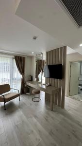 a living room with a desk and a chair at THE DECK OTEL in Trabzon