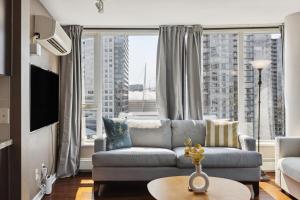 Χώρος καθιστικού στο Spacious 4BR Waterview Condo with Pool near Rogers Arena for 9