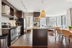Η κουζίνα ή μικρή κουζίνα στο Spacious 4BR Waterview Condo with Pool near Rogers Arena for 9 +13 φωτογραφίες