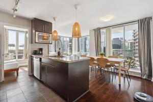 Η κουζίνα ή μικρή κουζίνα στο Spacious 4BR Waterview Condo with Pool near Rogers Arena for 9