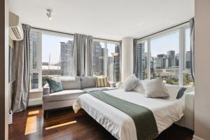 Ένα ή περισσότερα κρεβάτια σε δωμάτιο στο Spacious 4BR Waterview Condo with Pool near Rogers Arena for 9