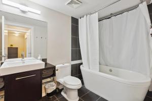 Ένα μπάνιο στο Spacious 4BR Waterview Condo with Pool near Rogers Arena for 9