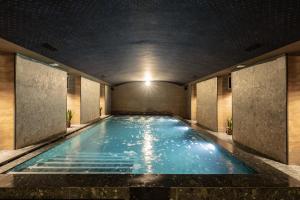 Bazén v ubytování QAWRA Palace Resort & SPA nebo v jeho okolí
