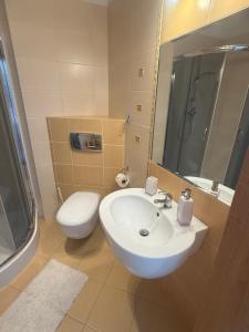 Et badeværelse på Apartament Costa Promenada + 6 billeder