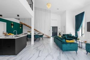 Χώρος καθιστικού στο Deluxe Villa with Pool, Sauna, Jacuzzi & Playground