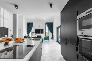 Η κουζίνα ή μικρή κουζίνα στο Deluxe Villa with Pool, Sauna, Jacuzzi & Playground