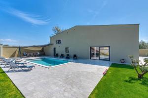 Πισίνα στο ή κοντά στο Deluxe Villa with Pool, Sauna, Jacuzzi & Playground