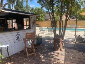 a patio with a table and chairs and a tree at Analaya in Vias