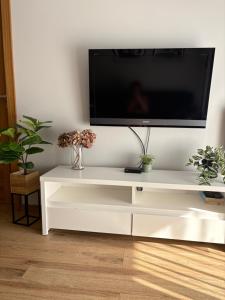 TV a/nebo společenská místnost v ubytování Apartament Kołobrzeg Kasprowicza