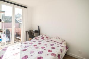 a bedroom with a bed and a window at Le Meublé du centre in Thonon-les-Bains