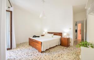 カステルモーラにある1 Bedroom Cozy Apartment In Castelmolaの白いベッドルーム(ベッド1台、ナイトスタンド付)