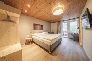Postel nebo postele na pokoji v ubytování Hotel Quellenhof - Self Check-in & Adults Only