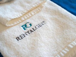 un asciugamano bianco con la parola Rutherford sopra di Retreat with sea view #1972 a Budens