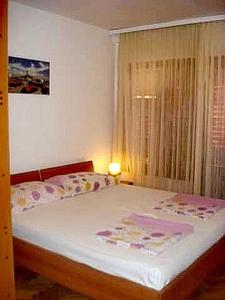 Un dormitorio pequeño con una cama con ventana. en Srima apartments 20 meters from the beach, en Srima