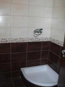 Un baño con bañera y lavabo. en Srima apartments 20 meters from the beach, en Srima 14 fotos más